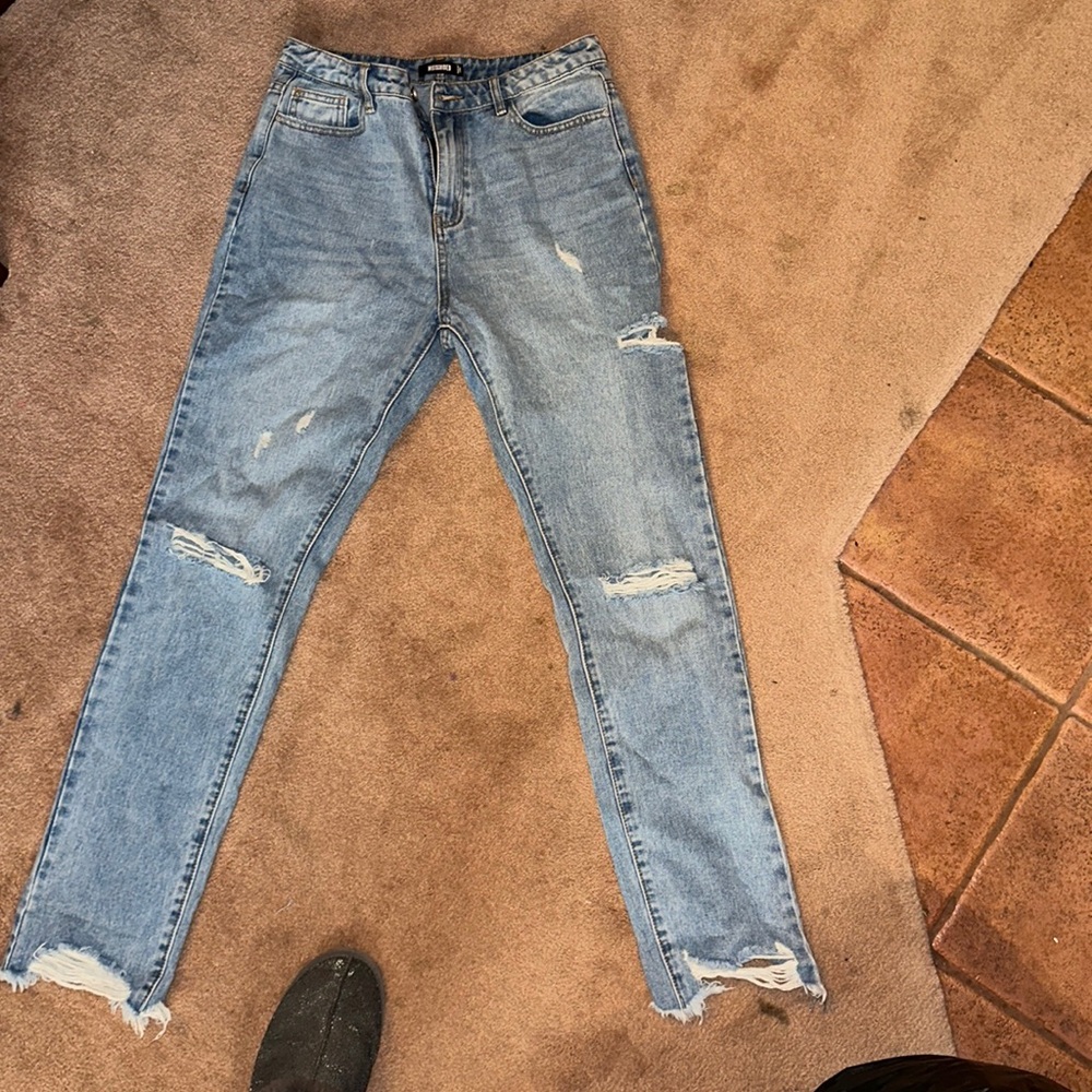 STRAIGHT LEG DISTRESSED MOM JEAN